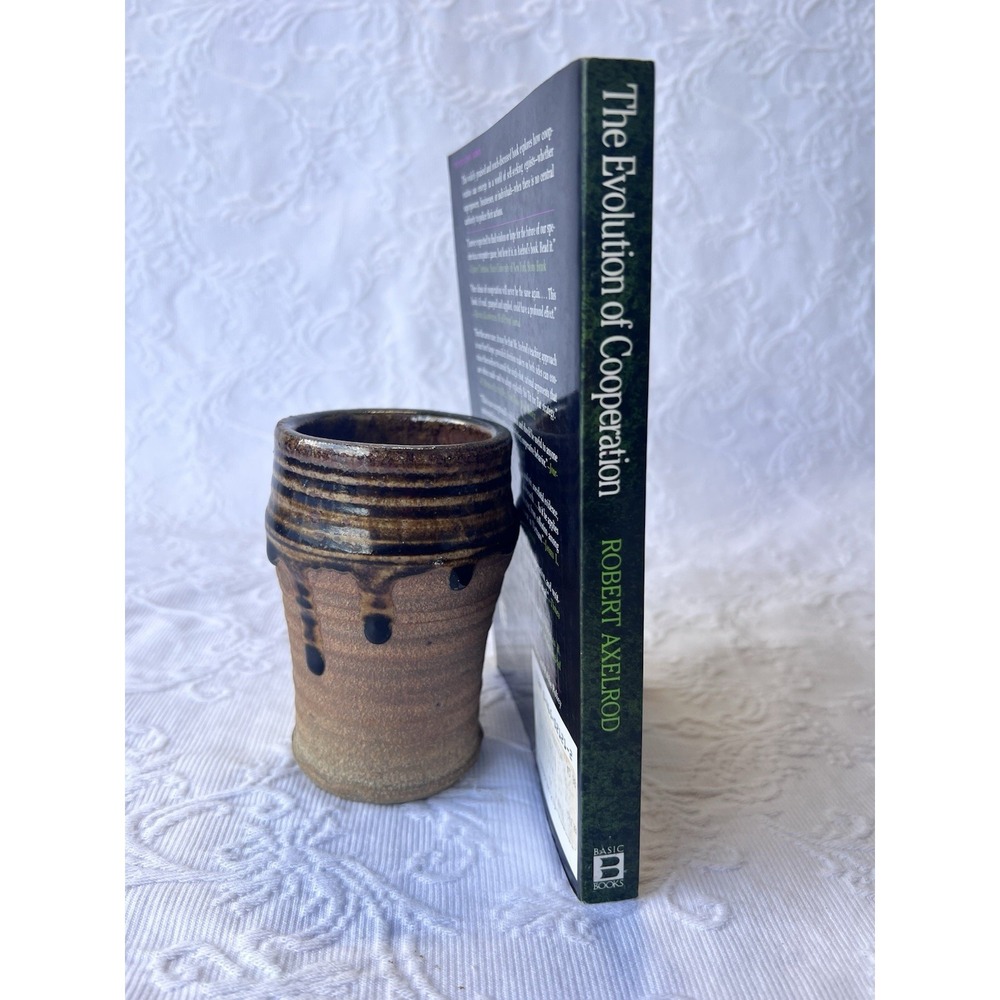 The Evolution of Cooperation by Axelrod, Robert - Picture 3 of 5